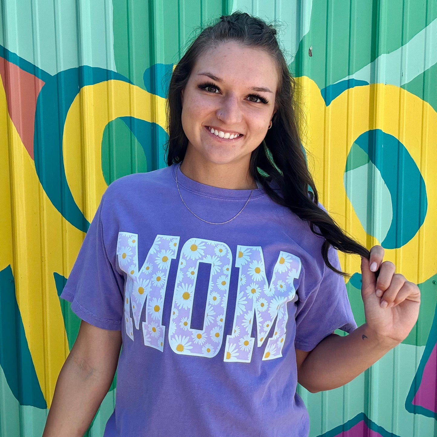 Mom Daisy Tee